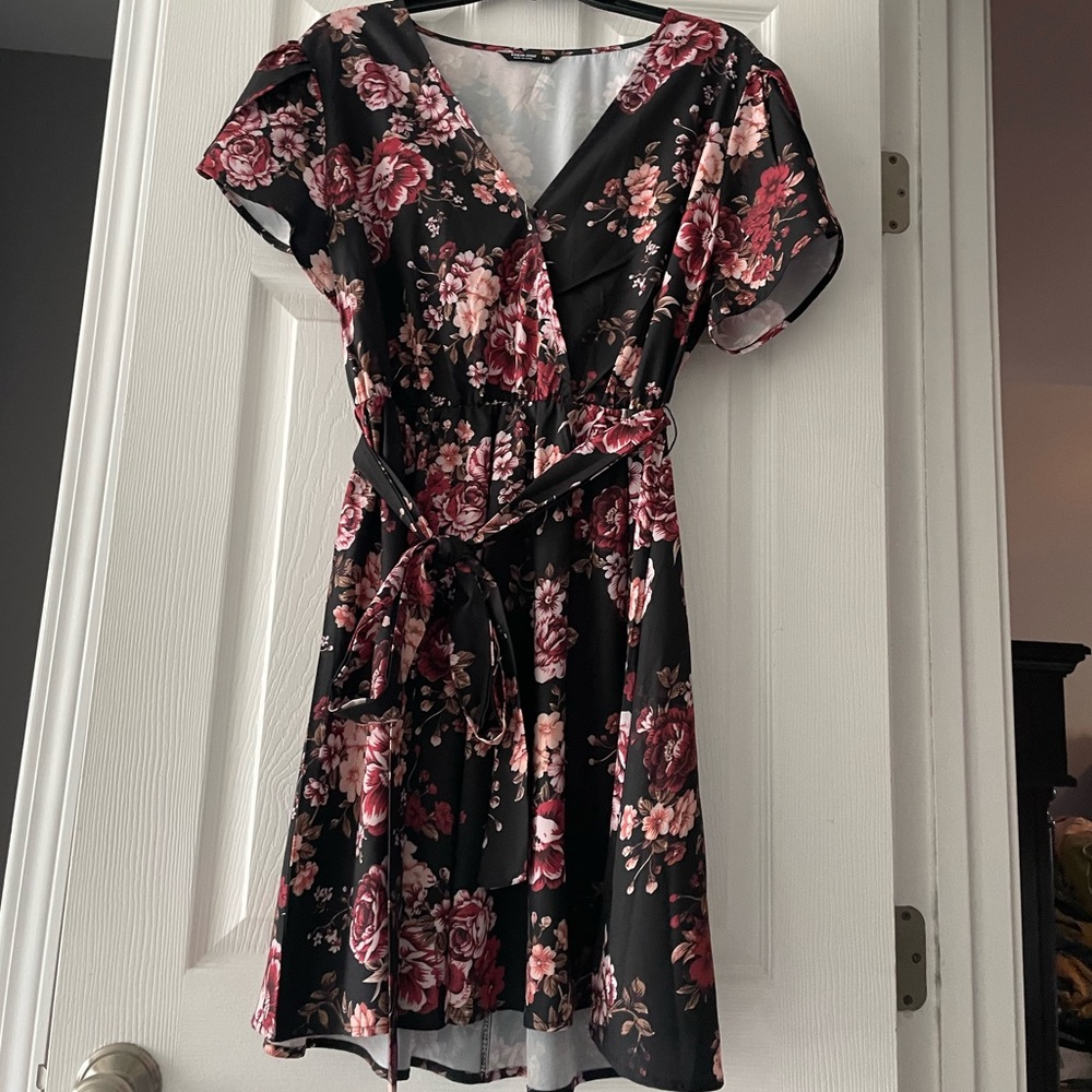 SHEIN curve short sleeve dress with removable tie. NWOT. Size 1XL.